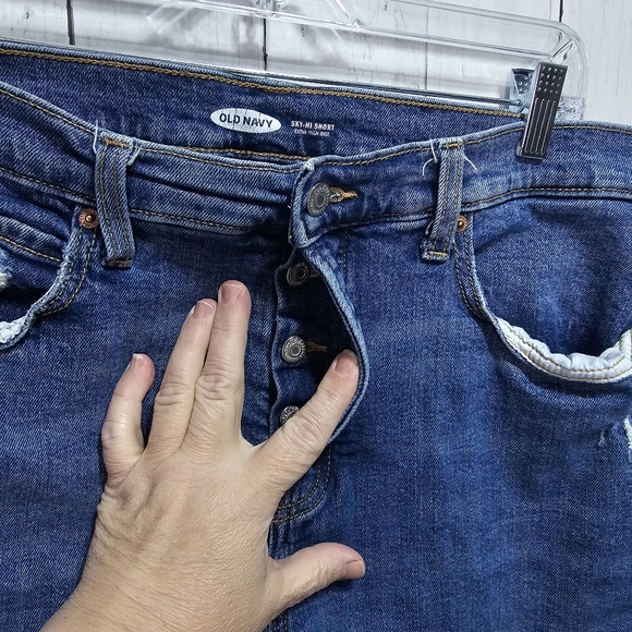 Old Navy Women's Sky-Hi Rise Blue Cotton Stretch Jean Shorts Raw Hem Size 14. - Picture 4 of 7